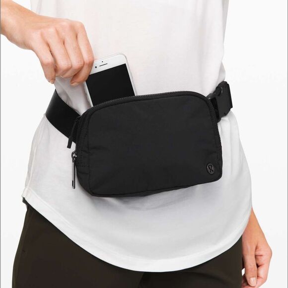 Lululemon Everywhere Belt Bag Crinkle Nylon 1L
Black Nwt - Picture 1 of 6